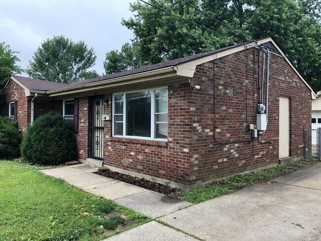 Building Photo - Nice 3 Bedroom 1 Bathroom Ranch