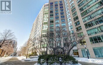 Building Photo - 942 Yonge St