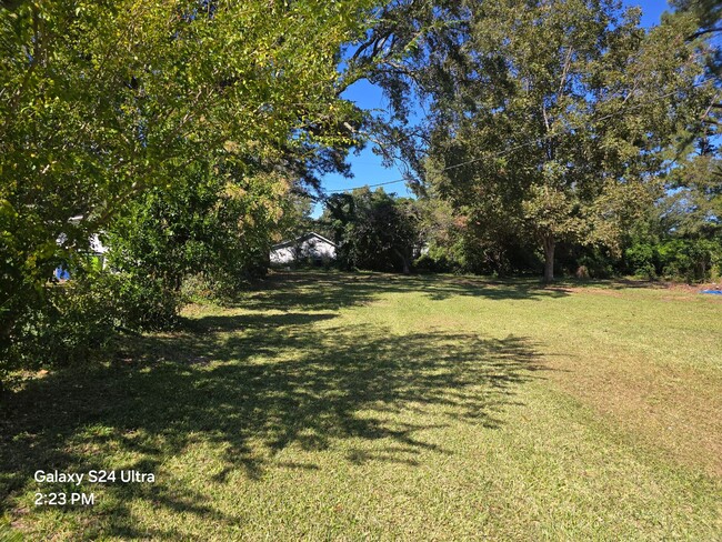 Building Photo - 3 Bedroom, 1 bath House with large yard an...