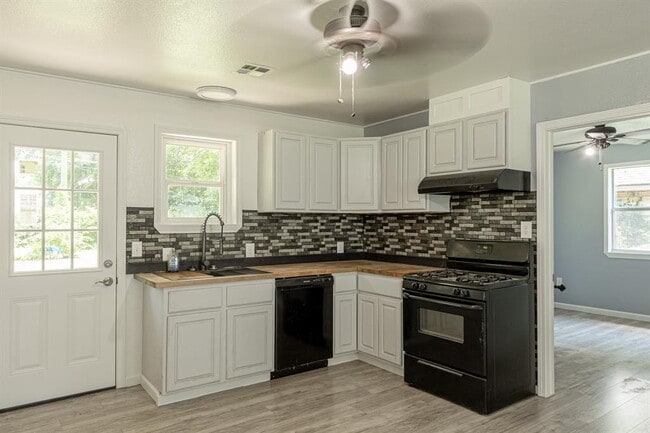 Building Photo - 124 W Brule St