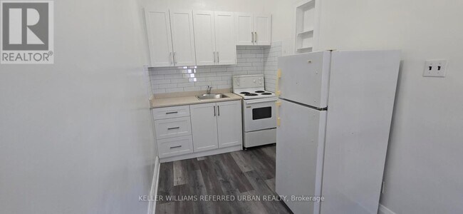 Photo du bâtiment - 137 Eglinton Ave W