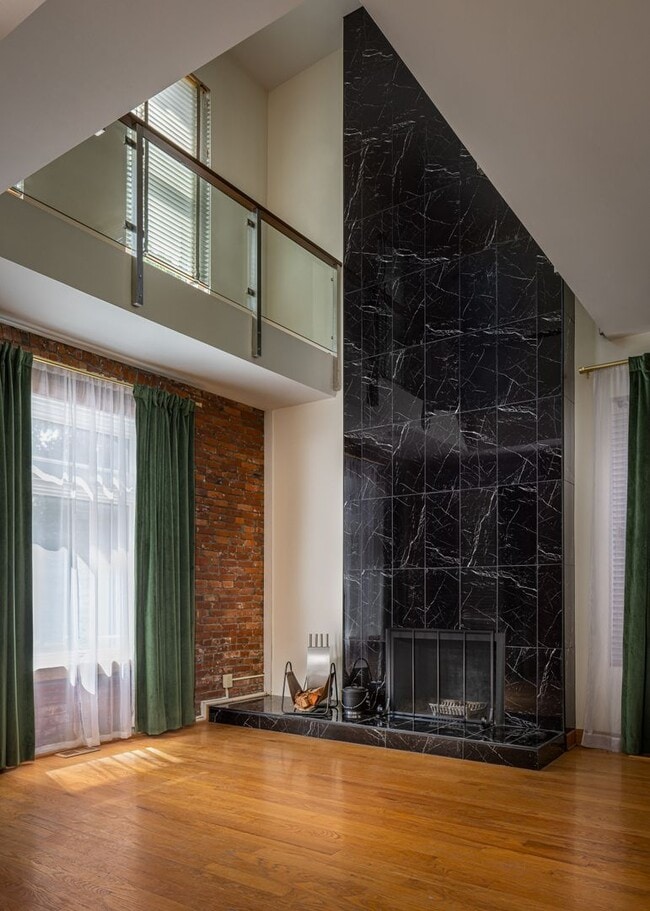 Building Photo - Stunning Union Hill Brownstone with Modern...