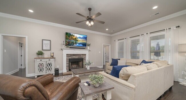 Foto del edificio - "Exquisite 4-Bedroom Home in Hazel Green with Granite Finishes & Cozy Fireplace!"