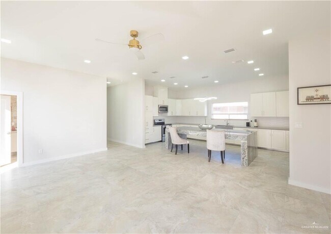 Building Photo - 2041 Lake View Dr