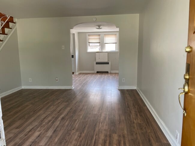 Building Photo - 2057 Simon St