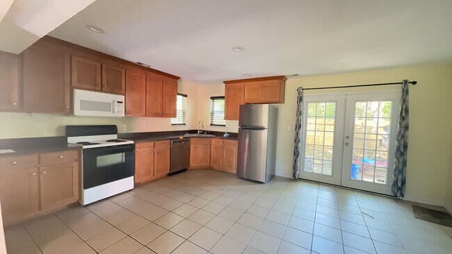 Foto del edificio - Spacious 3-Bedroom Home with Primary Suite!