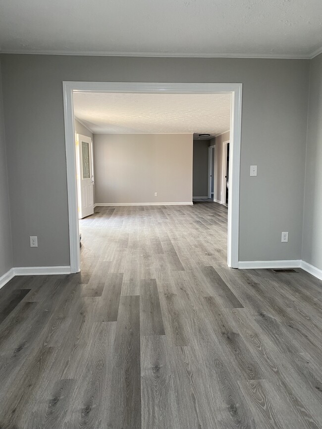 Building Photo - 213 Tara Dr