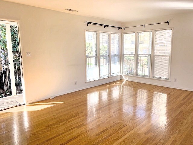 Foto del edificio - 1403 S Beverly Glen Blvd