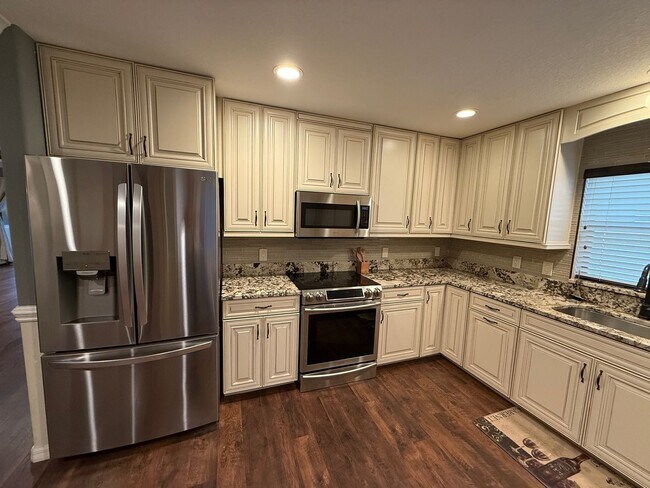 Building Photo - NEWLY LISTED!! Beautifully Updated 3-Bed/2-Bath Home in Sarasota!