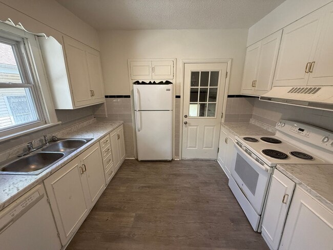 Building Photo - Newly refreshed home