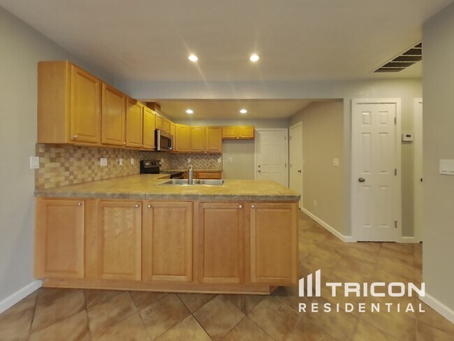 Foto del edificio - 1209 Almondwood Dr