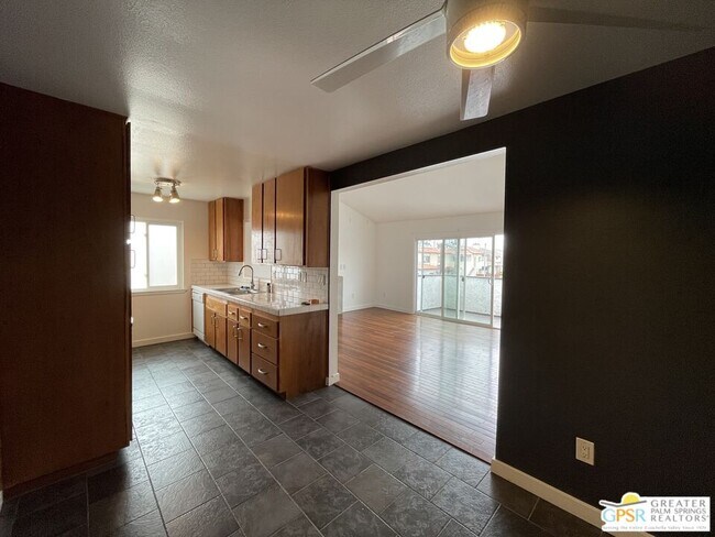 Foto del edificio - 8081 Constantine Dr