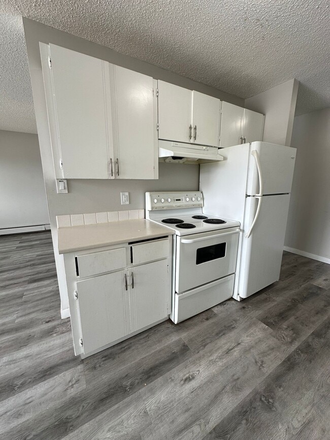 Building Photo - 4507-444 44 Ave