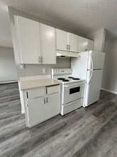 Building Photo - 4507-444 44 Ave