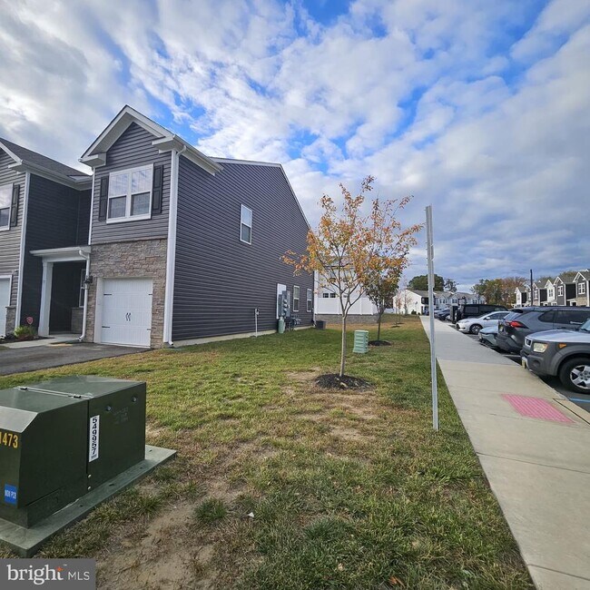 Building Photo - 71 Peregrine Way