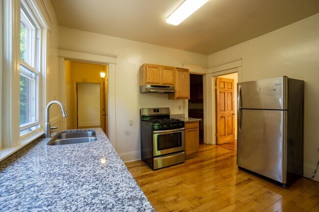 Building Photo - Beautiful One Family Home  Available 6/1/25