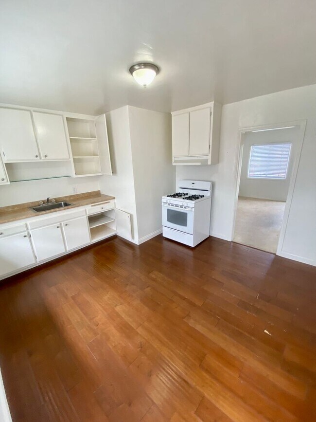 Building Photo - 4671 Westlawn Ave