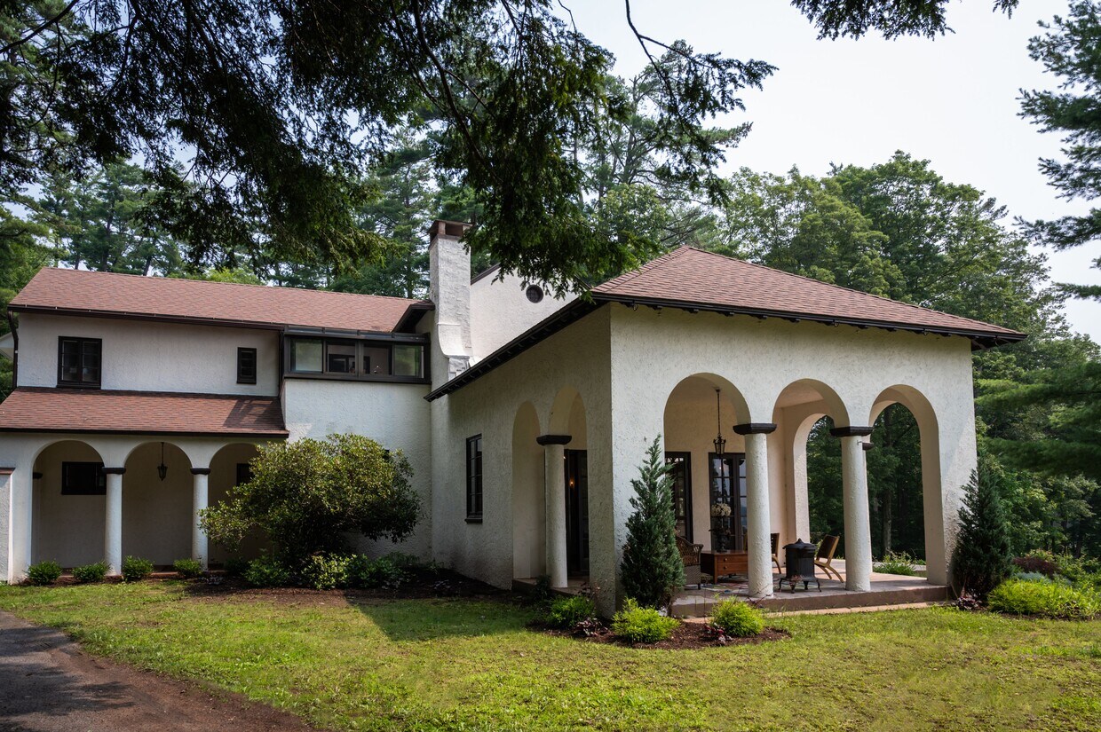 Primary Photo - 4799 Lake Shore Dr