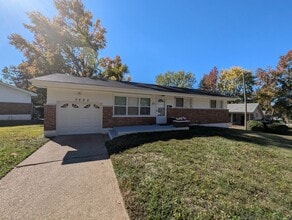 Building Photo - 9865 Lawnview Dr