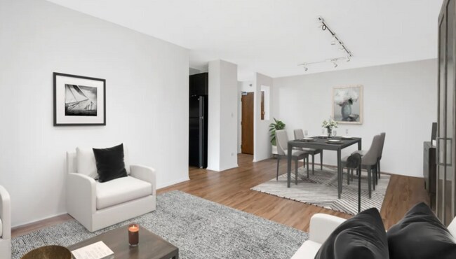 Building Photo - 1122 N La Salle Dr