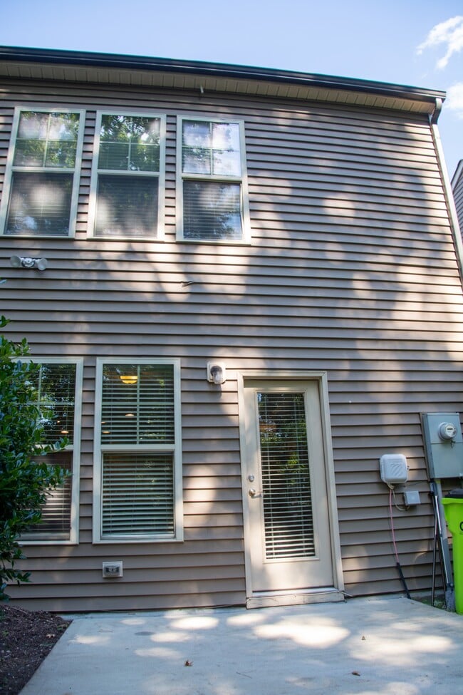 Foto del edificio - 122 Tuftin Dr