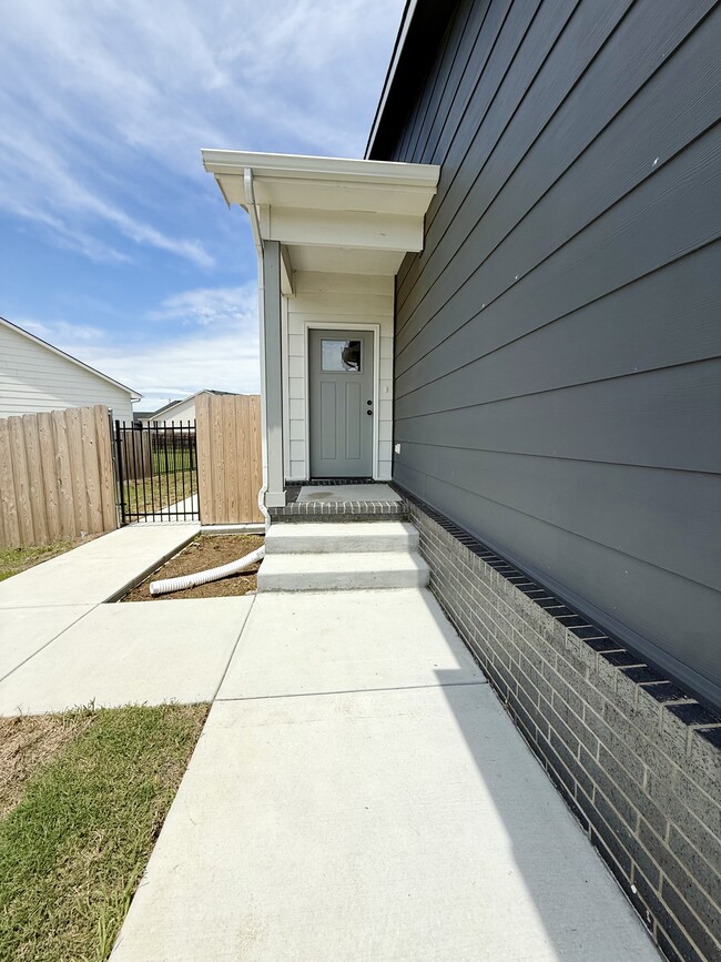 Foto del edificio - 5270 Pinecrest Ct N