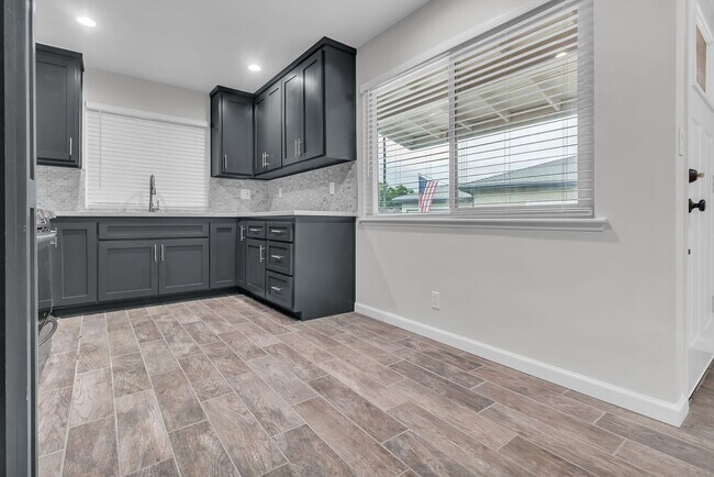 Foto del edificio - 16223 Haldane St