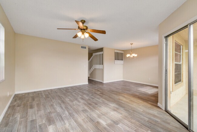 Foto del edificio - BEAUTIFUL THREE BEDROOM TOWNHOME WITH GARAGE(AVAILABE NOVEMBER)