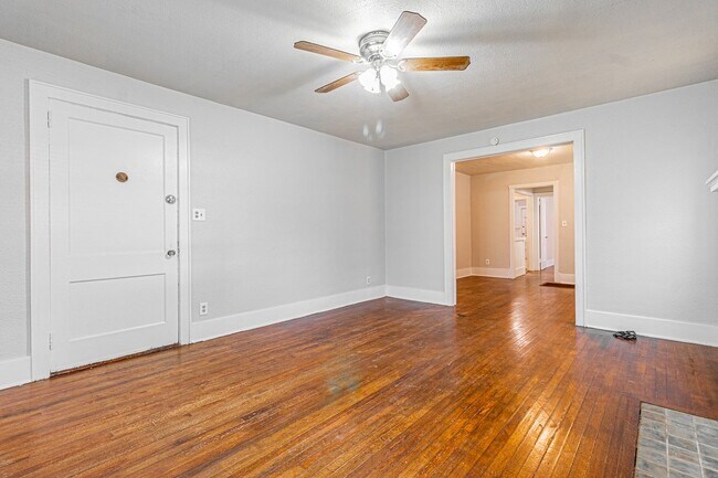 Building Photo - 1 Bed 1 Bath apartment in Okc close to Plaza District! Half off on first month's rent!