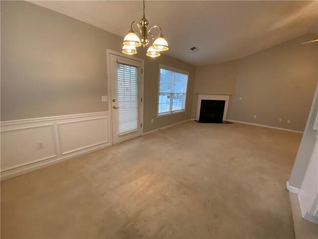 Building Photo - 815 Village Pl