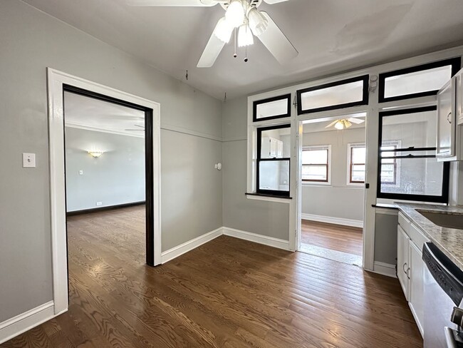 Building Photo - 4519 N Wolcott Ave