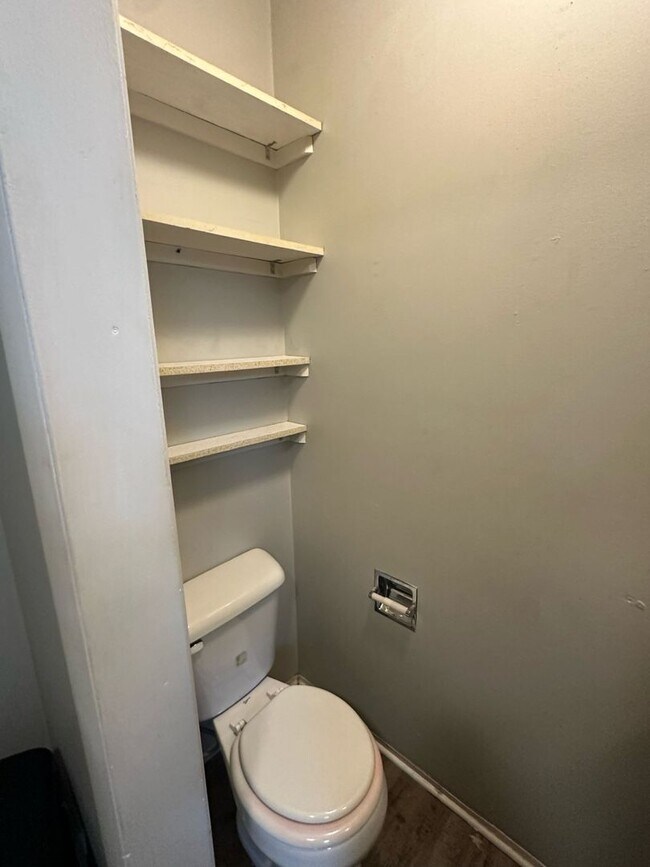 Building Photo - PRELEASING for AUGUST! Close to Campus