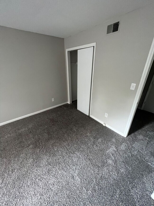 Building Photo - Coveniently Located 1 Bedroom 1 Bath Condo