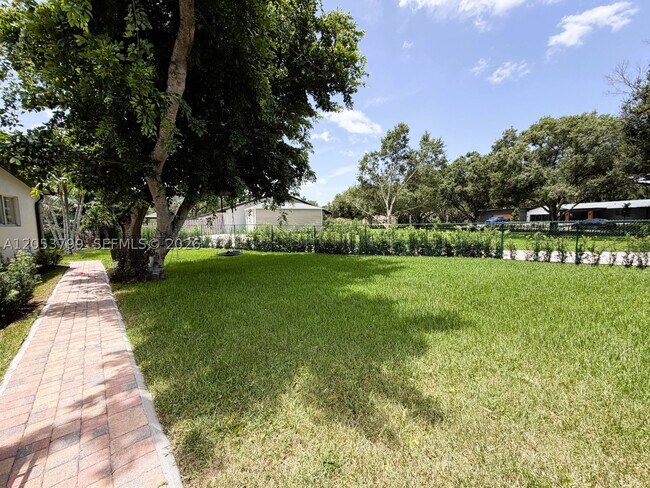 Building Photo - 10950 SW 40 Ct