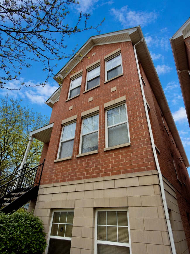 Building Photo - 635 W Elm St