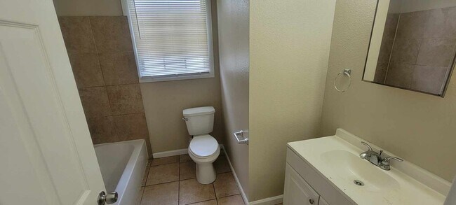 Building Photo - Well Kept 5 bedroom Single Family Home