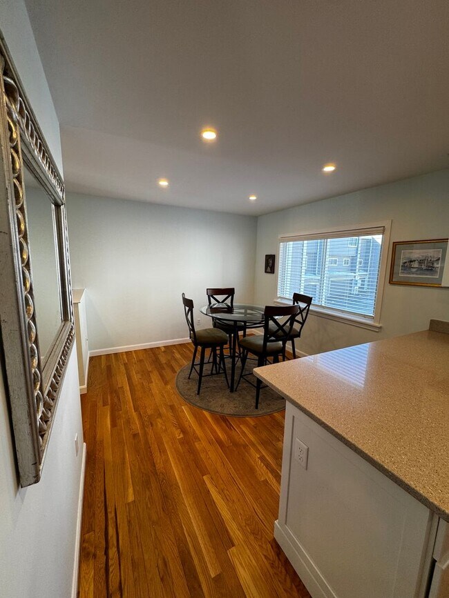 Foto del edificio - Well maintained and updated townhouse for lease in sought after Chelmsford Village