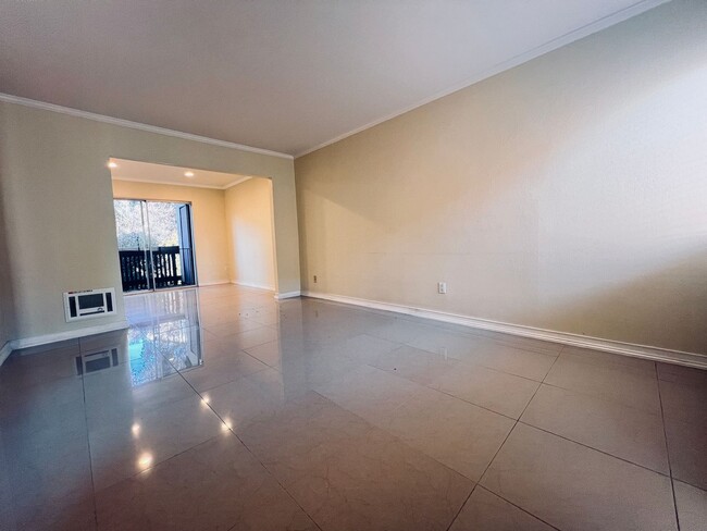 Foto del edificio - Mission Valley 2 Bedroom Two Story Second ...