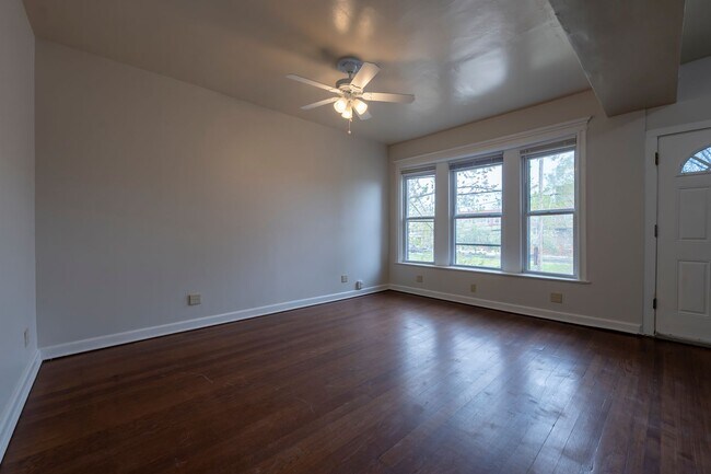 Building Photo - Sunny Spacious 3 Bedroom 1 Bathroom