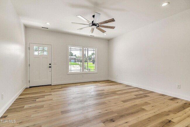 Foto del edificio - 703 Swadley Rd