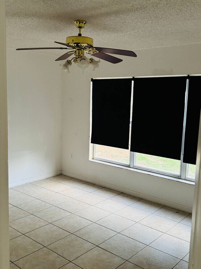 Building Photo - 810 Veronica Cir