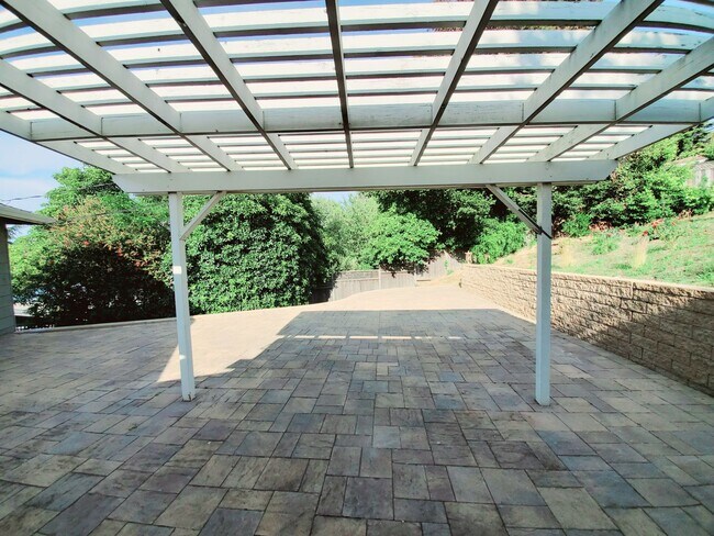 Foto del edificio - 2745 Summit Dr