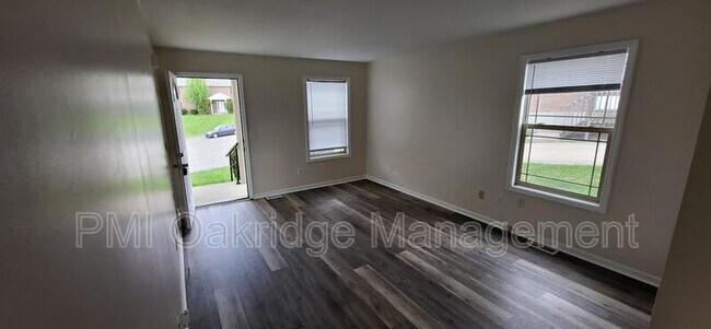 Foto del edificio - 749 Charlton Ct