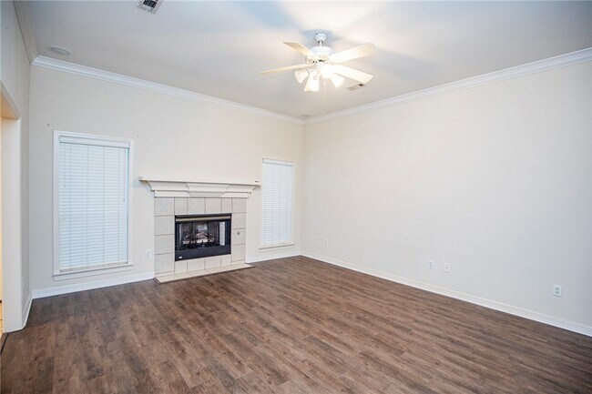 Building Photo - 908 SW Cheyenne Dr