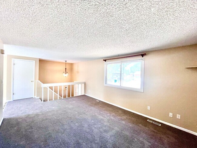 Foto del edificio - Large 3 Bedroom, 2 Bathroom Home With Attached 2 Car Garage in the Thompson Valley School Distric...