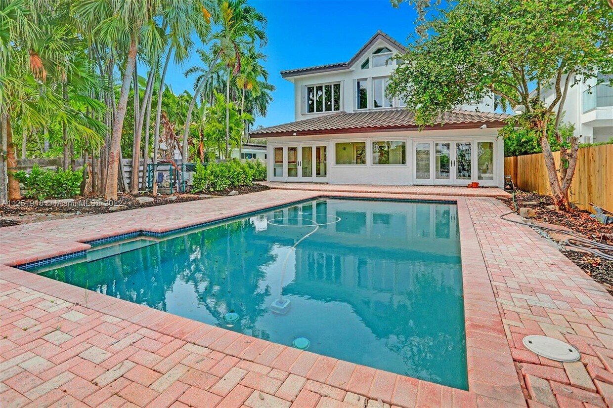 Foto principal - 945 S North Lake Dr