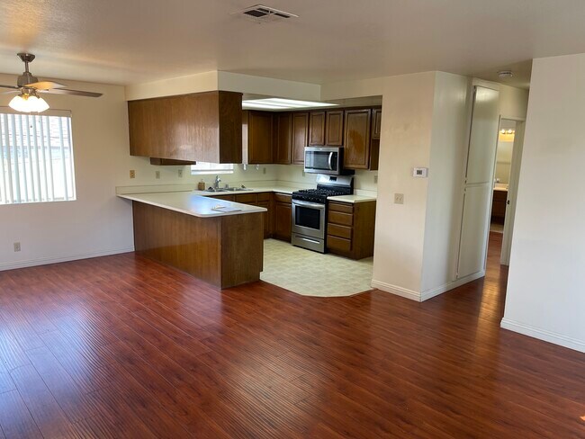 Cocina tomada de la sala de estar. - 4506 W 172nd St