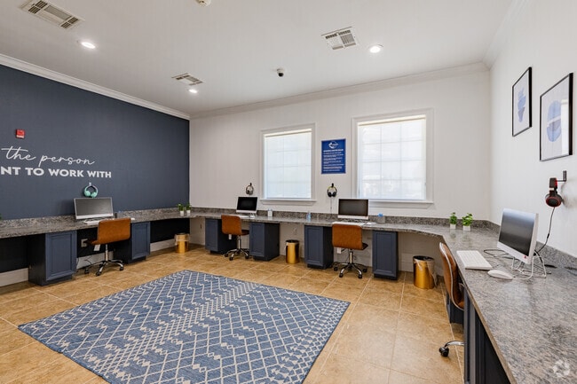 Onsite Business Center - Lakeside Apartments
