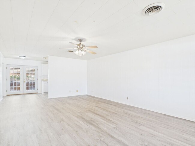 Foto del edificio - 100 NW Hills Dr