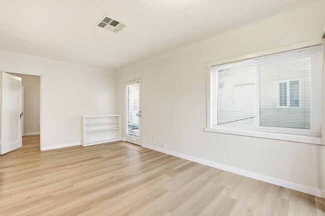 Foto del edificio - 1 BLOCK TO THE BEACH! COMPLETELY REMODELED 2BD/2BA OCEAN BEACH UNIT WITH TANDEM PARKING! $4,795/MO